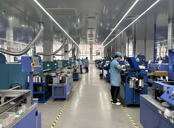 印刷工人操作机械